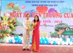 Đại diện Tổ dân phố 1 - Phường Kiến Hưng tặng hoa nhà trường