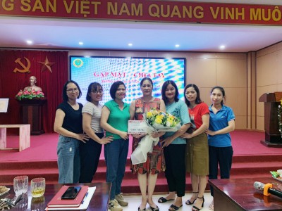 Buổi lễ chia tay đồng chí Nguyễn Thị Thu nguyên giáo viên trường Mầm non Hàng Đào về nghỉ chế độ