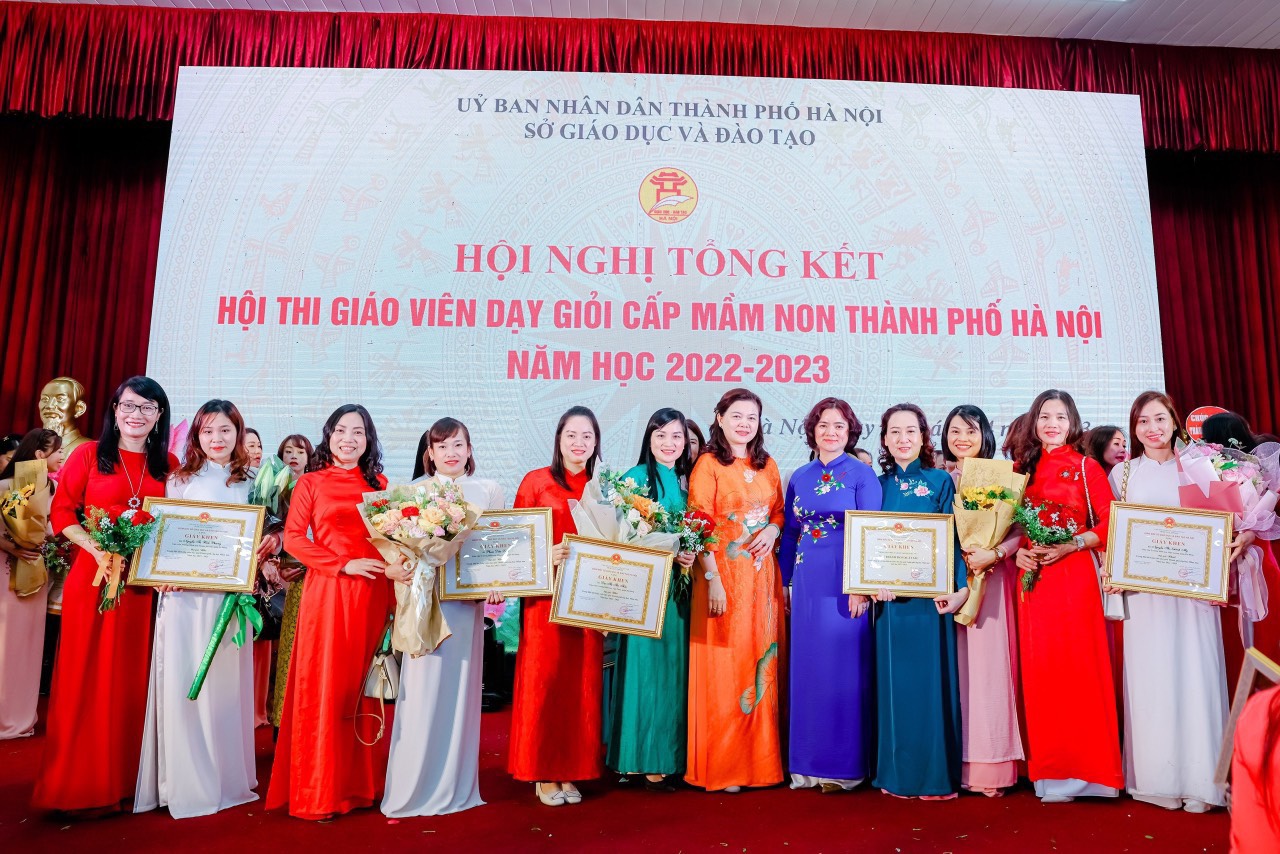 Hội thi cắm hoa nghệ thuật tặng áo dài ngành xây dựng Hà Nội năm 2023   Hadowa  Công ty TNHH MTV nước sạch Hà Đông